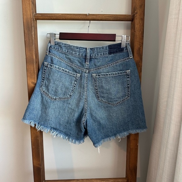 Hollister Ultra High Rise Distressed 90s Short - Picture 9 of 10